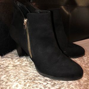 Black felt booties with gold zipper